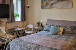 Spacious Studio in West Molesey, KT8